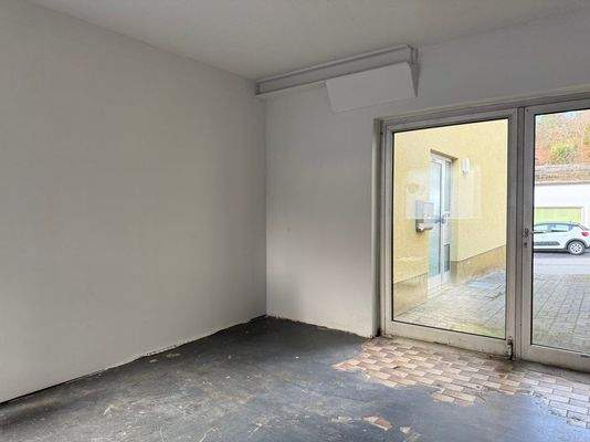 Garage und 2 Stellplätze