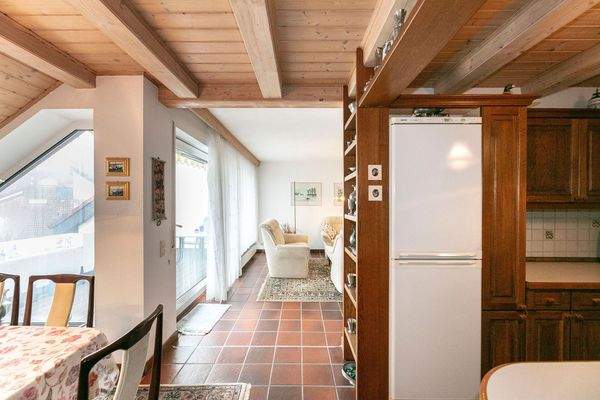 Küche mit Blick in den Wohnbereich || 3.OG