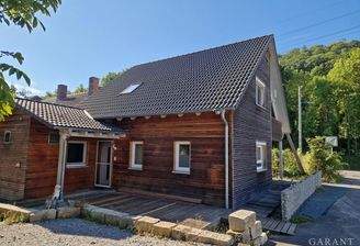 Hausansicht mit Stellplatz