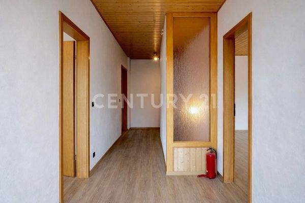 Flur im Obergeschoss mit Zugang zu den Zimmern