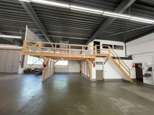 Halle EG mit Büroetage