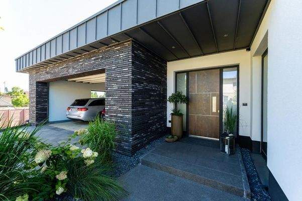 überdachter Hauseingangsbereich