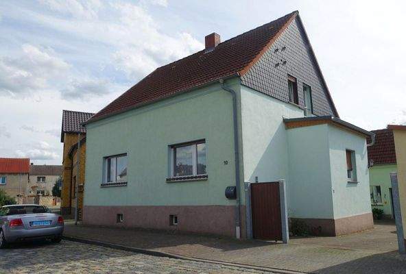 Straßenansicht links