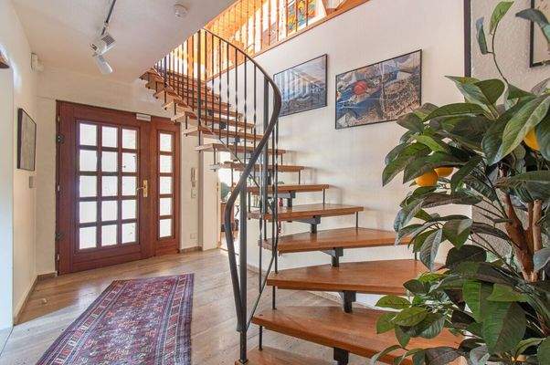 Großzügiger Eingangsbereich mit offener Treppe