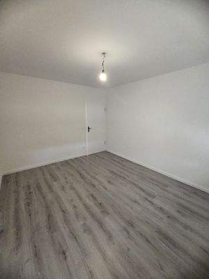 Leerer Raum mit Holzboden
