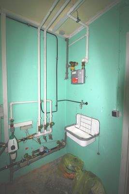 Waschküche mit Anschlüssen