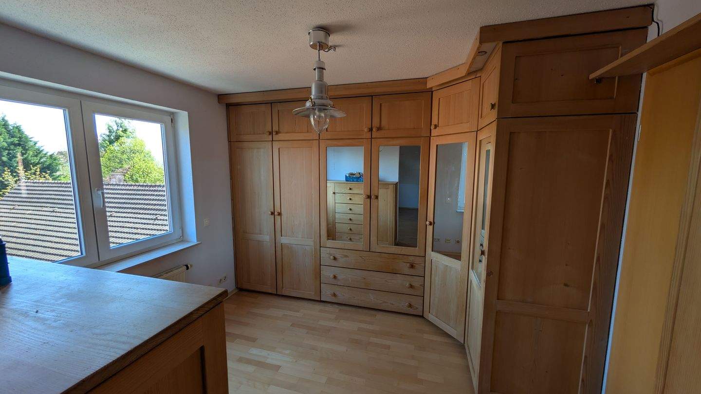 Ankleide neben Schlafzimmer 1 im 1. DG – Eigentumswohnung mit Fernsicht