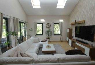 lichtdurchfluteter Wohnbereich