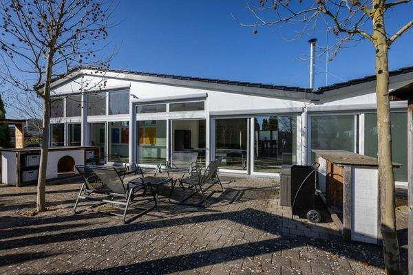 Sonnenterrasse direkt vor dem lichtdurchfluteten Wohnbereich