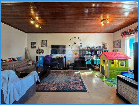 7439064f6c0047ec88a32807accd17d9-original