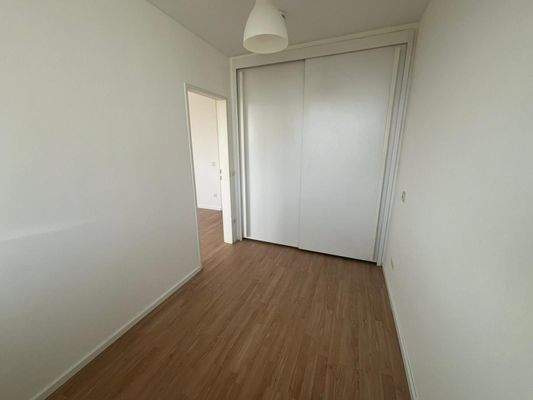 Schlafzimmer vom Fenster her