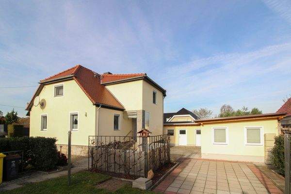 Hausansicht mit Nebengelass