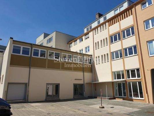 Hofansicht mit Rolltor in die Einheit + Stellplätz