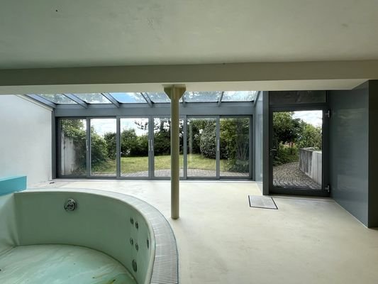 Indoorpool mit Glasfront 