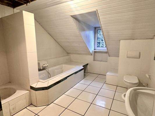 Bad 2 im Dachgeschoss