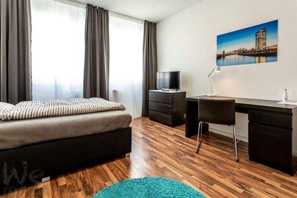 Blick seitlich aufs Bett