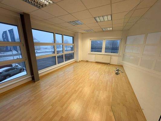 Modernes Büro mit Glaswänden