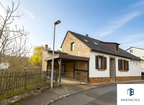 Außenansicht mit Carport