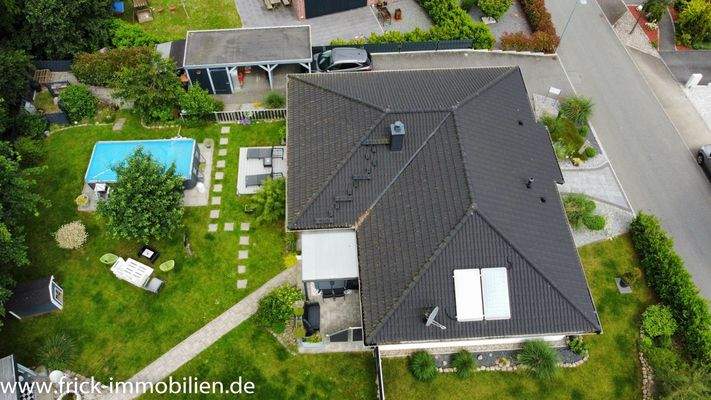 5-Drohnenbild Haus + Grundstück.JPG