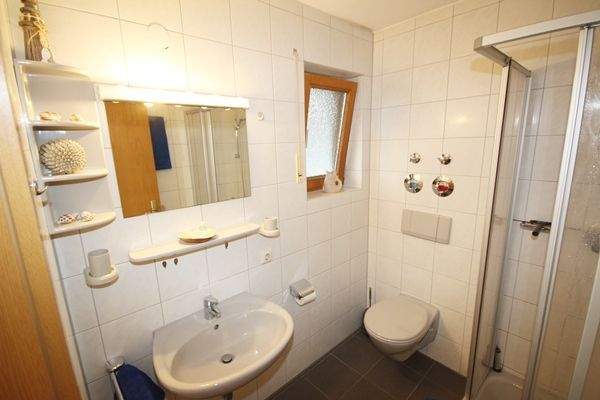 Helles Bad mit Tageslicht und moderner Ausstattung