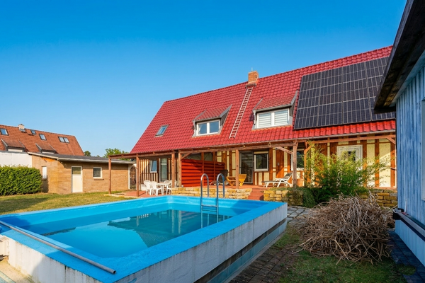 Hausansicht mit Pool