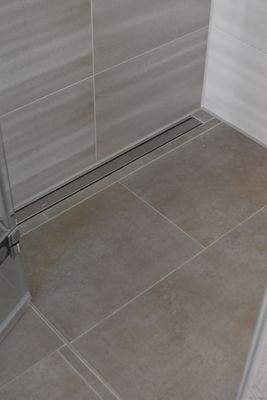 Moderne ebenerdige Dusche