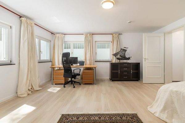 Büro/Schlafzimmer Souterrain