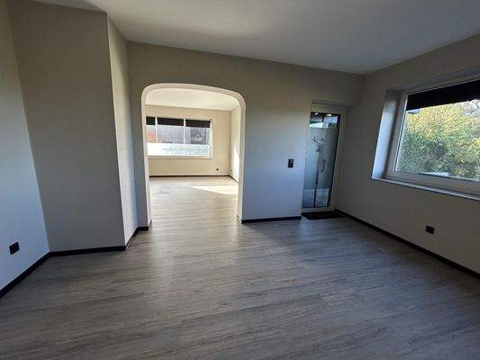 Esszimmer mit Zugang zur Terrasse