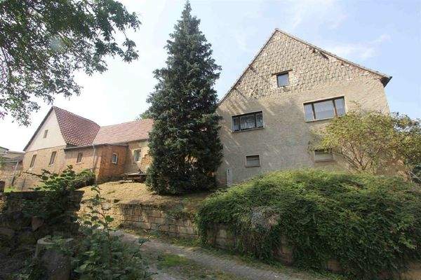 Bauernhaus mit Scheune Straßenansicht