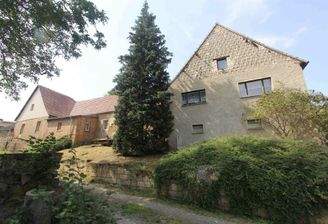 Bauernhaus mit Scheune Straßenansicht