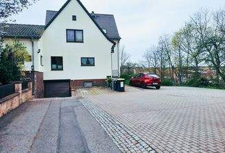 Stellplätze und Außenansicht.jpg