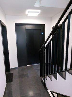 Treppenhaus Blick zum Aufzug