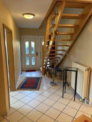 Diele mit Eingangsbereich und Treppenaufgang ins O