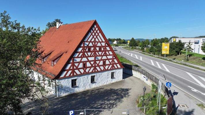 Nordansicht und Einfahrt