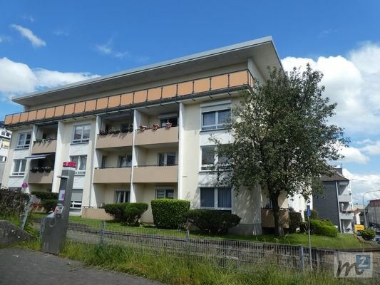 Außenansicht mit Blick auf die Balkon-Front der Wohnung 