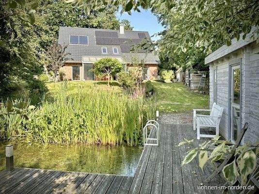 Blick vom Badeteich zum Haus