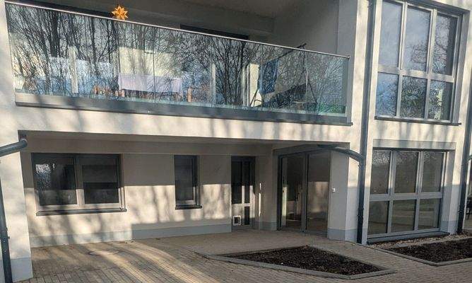 Eingang und Terrasse.jpg