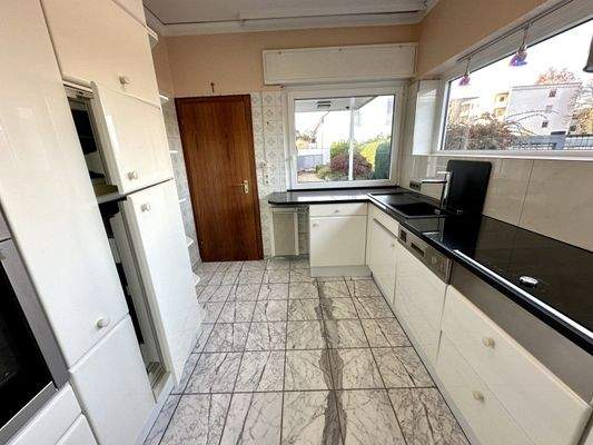 Kompakte Einbauküche mit Tageslicht und Ausblick