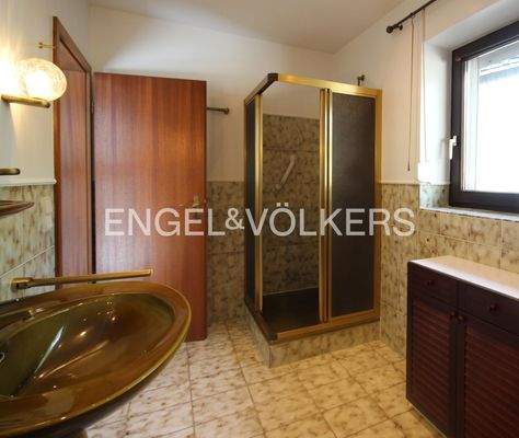 Bad mit Dusche und Wanne