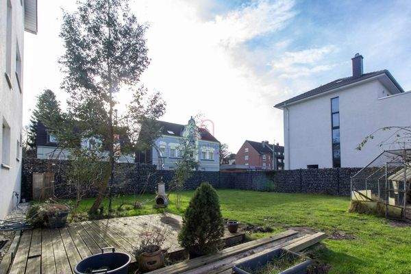 Terrasse mit Eukalyptusbaum