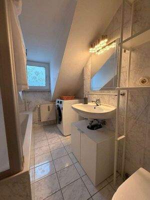 Tageslichtbadezimmer mit Wanne