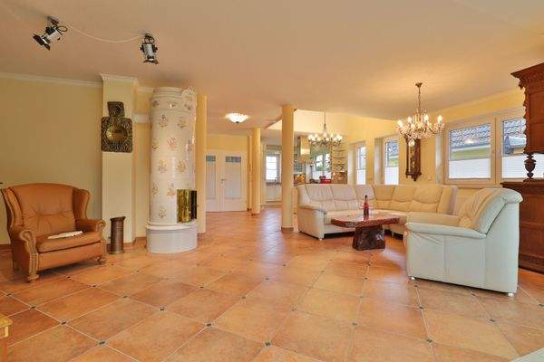 großzügiger Wohnbereich m. hochwertigem Kachelofen