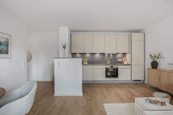 Großes Wohn- und Esszimmer mit offener Küche