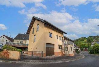 Vorderansicht mit Garage