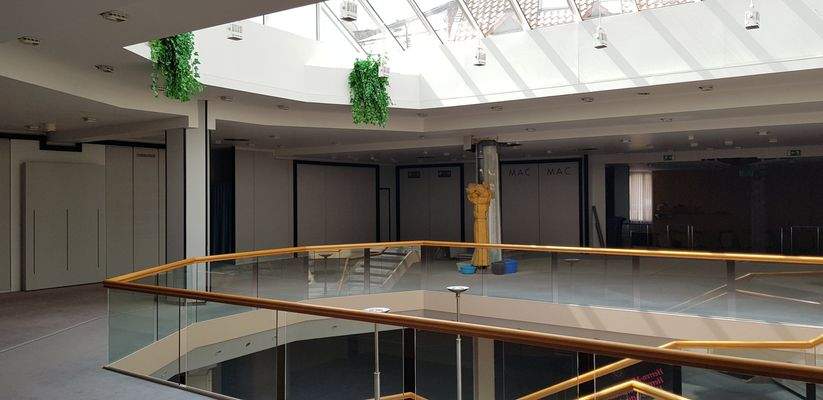 Verkaufsflächen unter Lichtkuppel