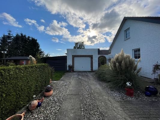 Seitenansicht mit Garage