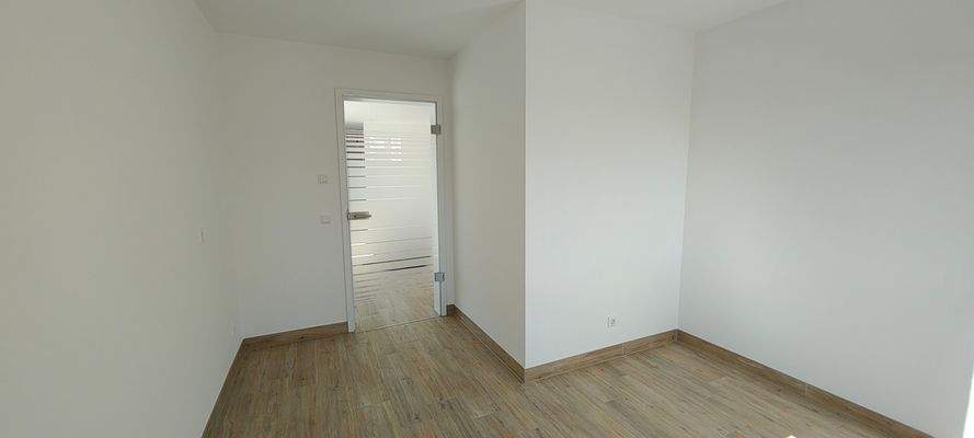 Küche mit Glastüre zum Wohnzimmer