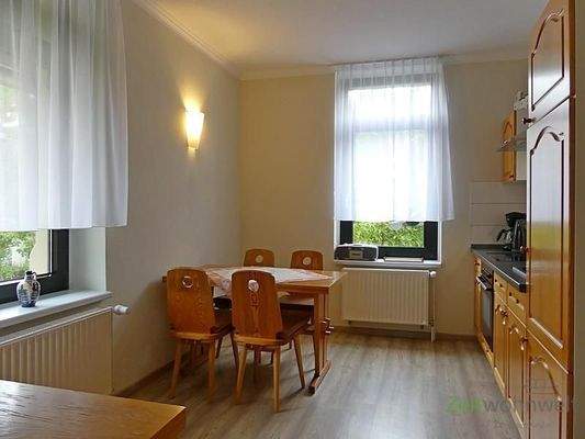 Esstisch und Einbauküche