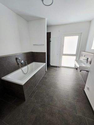 Bad mit Wanne und Dusche