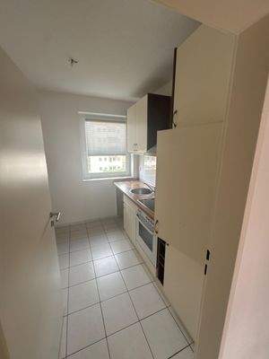 Helle Küche mit Fenster